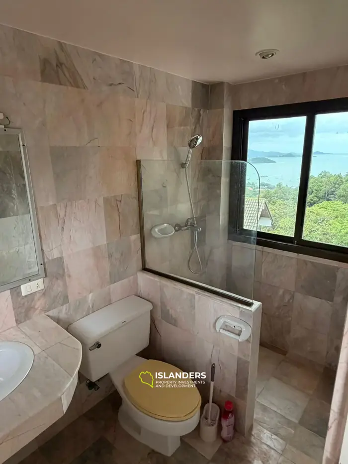 Two-storey villa with 4 bdrm and sea views, a large garden and a pond (Plai Laem)