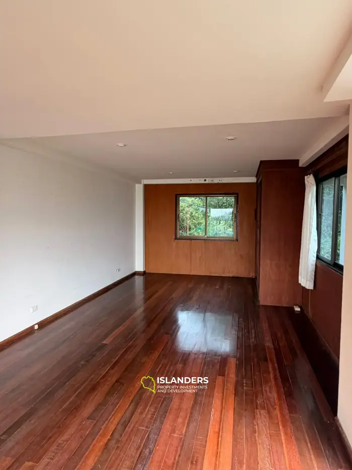 Two-storey villa with 4 bdrm and sea views, a large garden and a pond (Plai Laem)