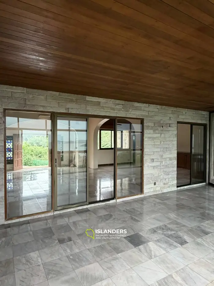 Two-storey villa with 4 bdrm and sea views, a large garden and a pond (Plai Laem)