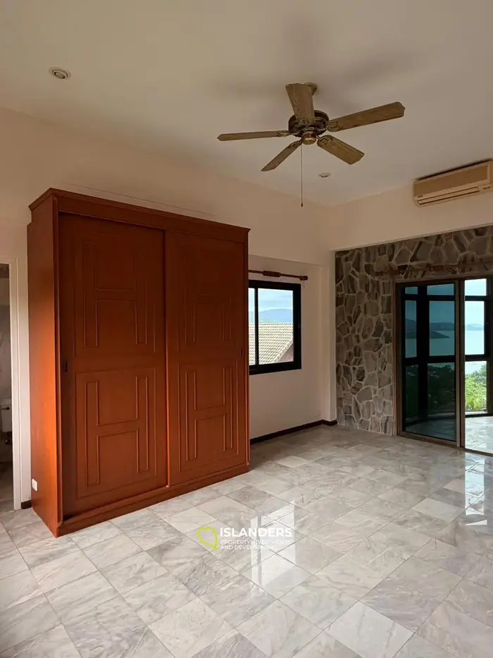 Two-storey villa with 4 bdrm and sea views, a large garden and a pond (Plai Laem)