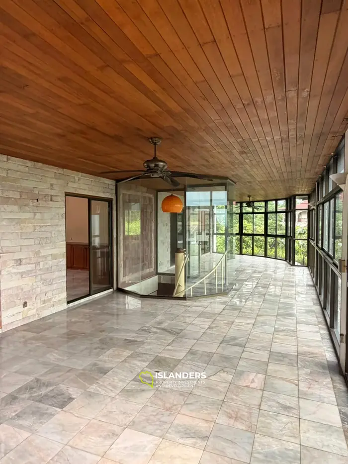 Two-storey villa with 4 bdrm and sea views, a large garden and a pond (Plai Laem)