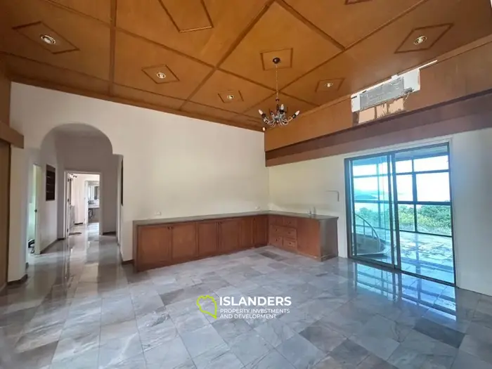 Two-storey villa with 4 bdrm and sea views, a large garden and a pond (Plai Laem)