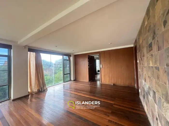 Two-storey villa with 4 bdrm and sea views, a large garden and a pond (Plai Laem)