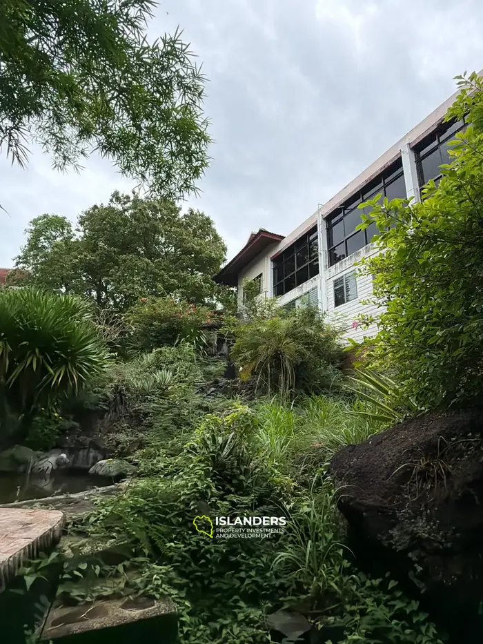 Two-storey villa with 4 bdrm and sea views, a large garden and a pond (Plai Laem)