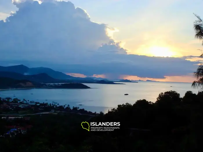 Two-storey villa with 4 bdrm and sea views, a large garden and a pond (Plai Laem)