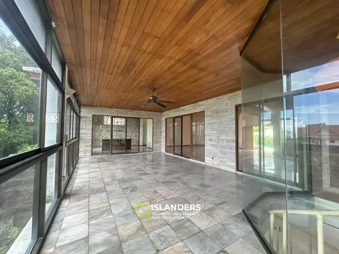 Two-storey villa with 4 bdrm and sea views, a large garden and a pond (Plai Laem)