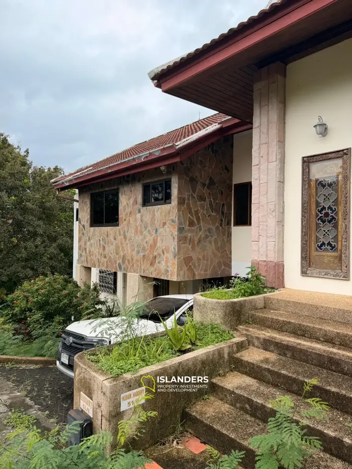 Two-storey villa with 4 bdrm and sea views, a large garden and a pond (Plai Laem)