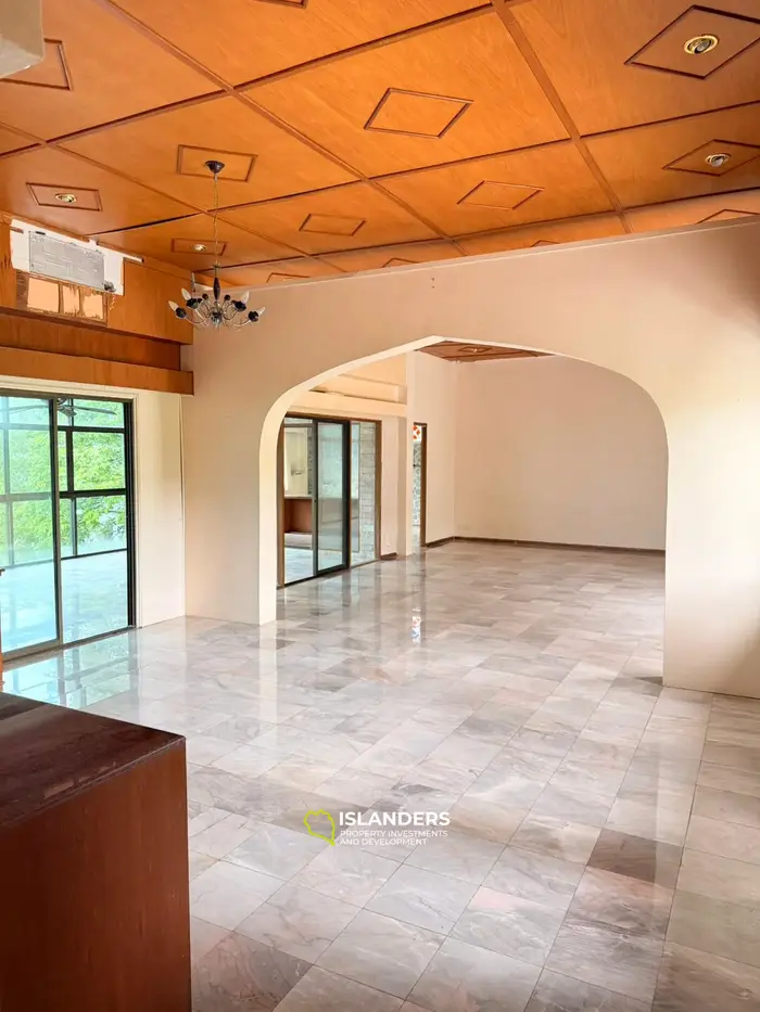 Two-storey villa with 4 bdrm and sea views, a large garden and a pond (Plai Laem)