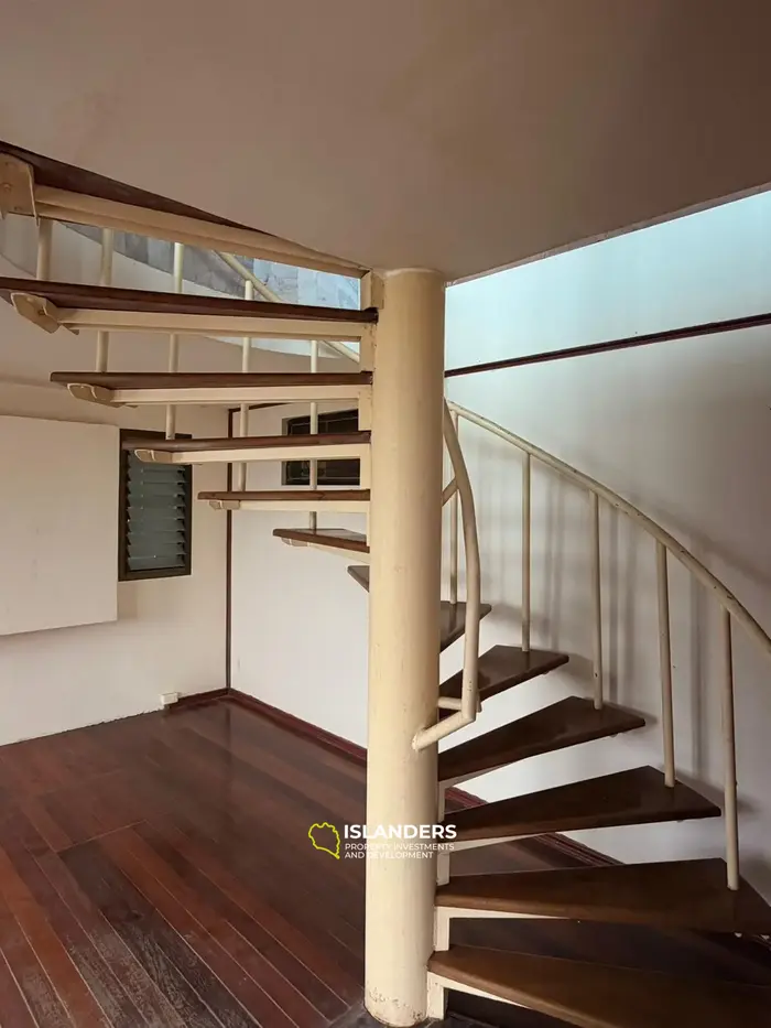 Two-storey villa with 4 bdrm and sea views, a large garden and a pond (Plai Laem)