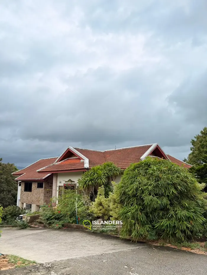 Two-storey villa with 4 bdrm and sea views, a large garden and a pond (Plai Laem)