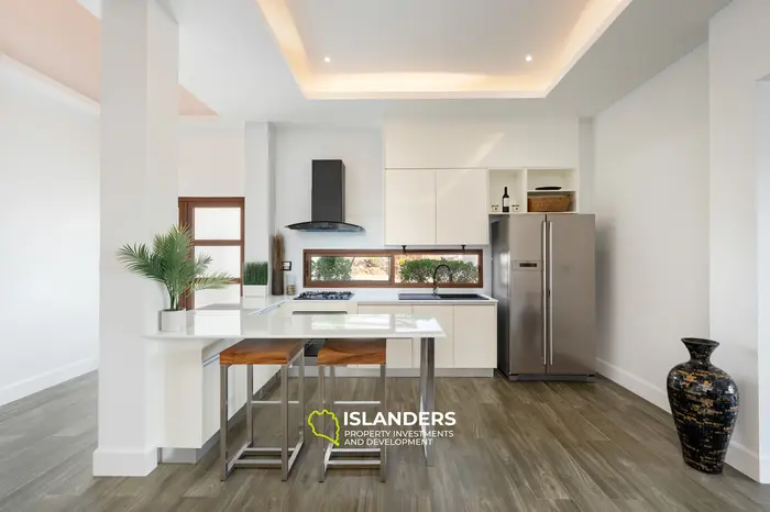 4 bdrm hilltop villa with mineral pool and view (Chaweng)