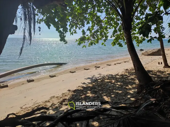 Земля на берегу и с видом на море!!!