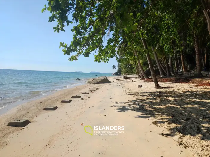 Земля на берегу и с видом на море!!!