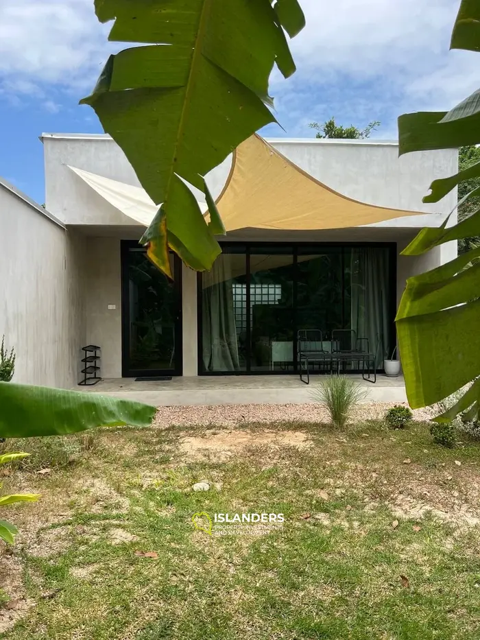 Совершенно новая вилла, спроектированная архитектором, с видом на резиновый лес.