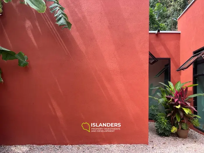 Совершенно новая вилла, спроектированная архитектором, с видом на резиновый лес.