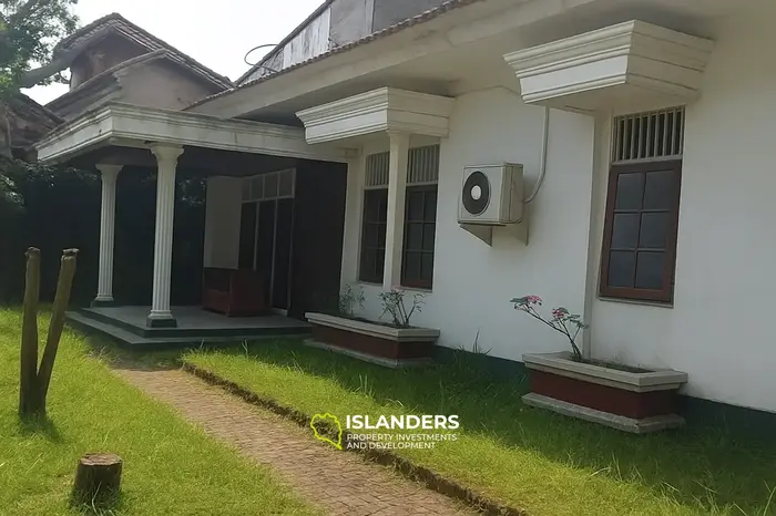 منزل فسيح مع حديقة بالقرب من مركز إبيسنتروم التجاري