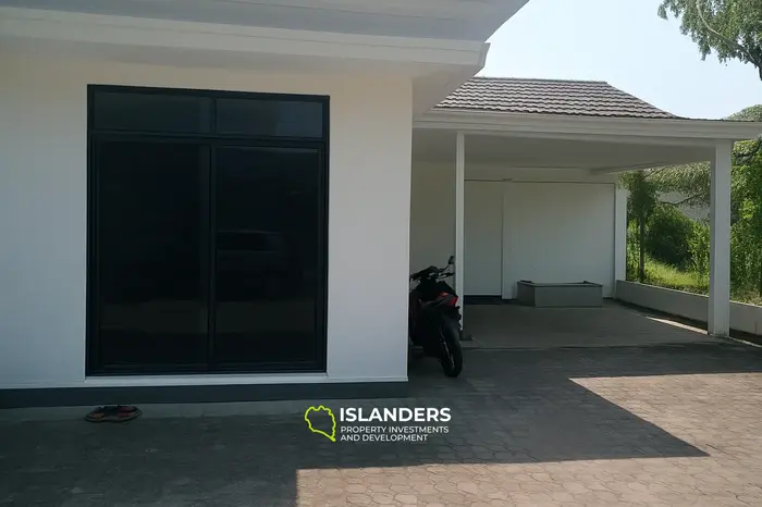 منزل فسيح مع حديقة بالقرب من مركز إبيسنتروم التجاري