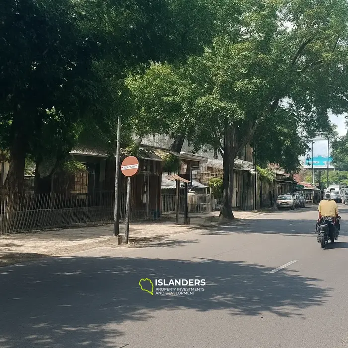 Maison sur le bord de la route Sriwijaya