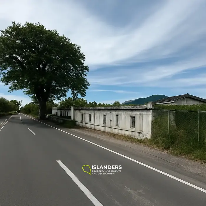 Maison en bord de route à Mataram avec un grand jardin