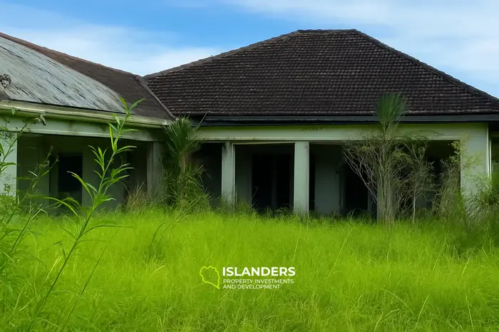 Maison en bord de route à Mataram avec un grand jardin