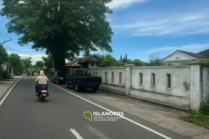 Maison en bord de route à Mataram avec un grand jardin