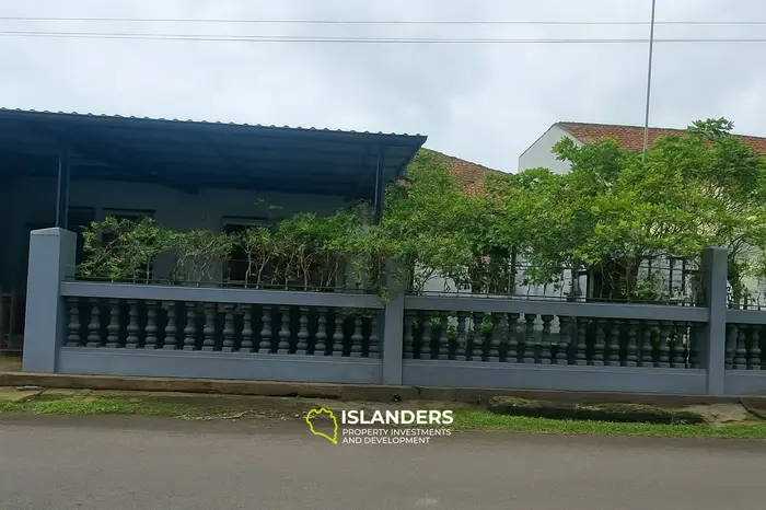 Une maison dans un complexe près du centre commercial Epicentrum, ville de Mataram.