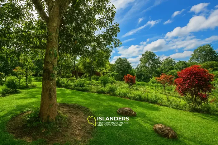 Вилла с садом и бассейном в Лингсаре Сигеронган.