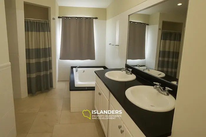 3 Bedrooms · 2 Bathrooms · 325.16 m² · House