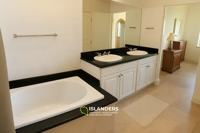3 Bedrooms · 2 Bathrooms · 325.16 m² · House
