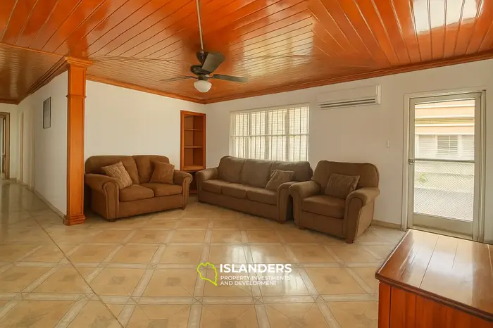 3 спальни · 2 ванные комнаты · 337,24 м² · Дом
