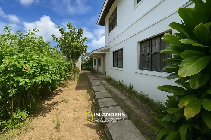 10 Bedrooms · 6 Bathrooms · 296 m² · House