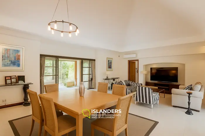 5 Bedrooms · 432 m² · House