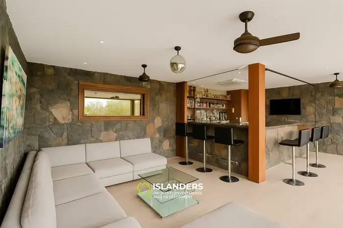 5 Bedrooms · 432 m² · House
