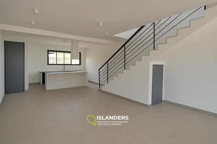 3 Chambres · 2 Salles de bain · 320 m² · Appartement