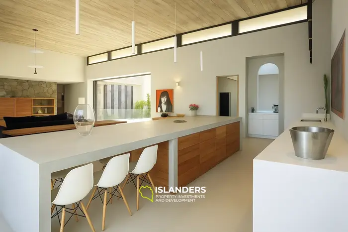 5 Bedrooms · 767 m² · House