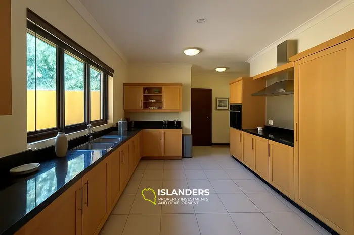4 спальни · 4 ванные комнаты · 350 м² · Дом