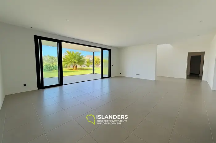 4 Bedrooms · 245 m² · House