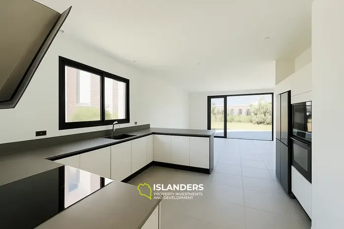 4 Bedrooms · 245 m² · House