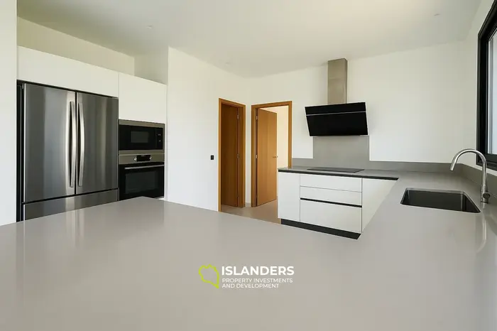 4 Bedrooms · 245 m² · House