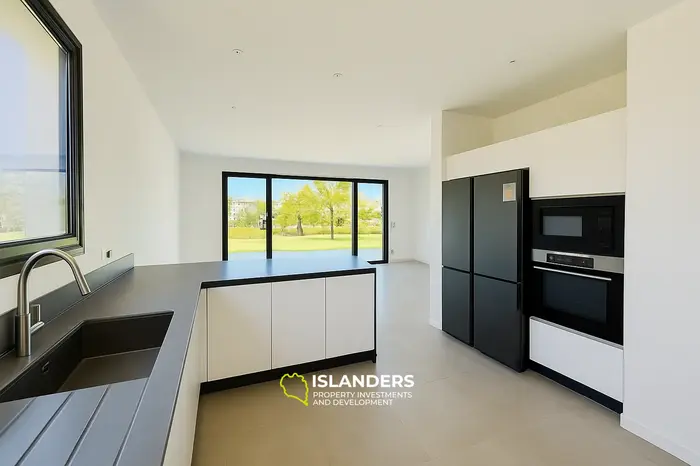 4 Bedrooms · 245 m² · House