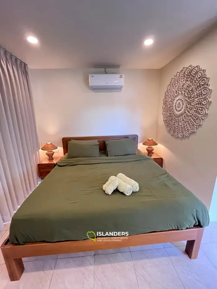 Casa moderna de dos plantas en un entorno tropical verde