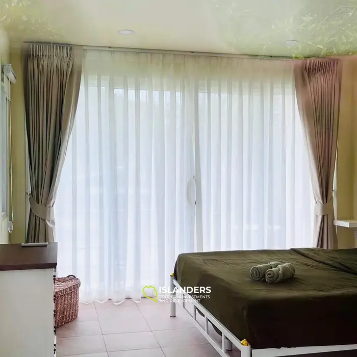 Casa moderna de dos plantas en un entorno tropical verde