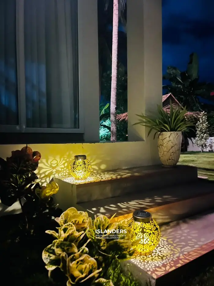 Casa moderna de dos plantas en un entorno tropical verde