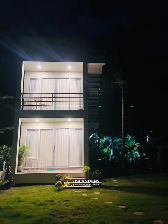 Casa moderna de dos plantas en un entorno tropical verde