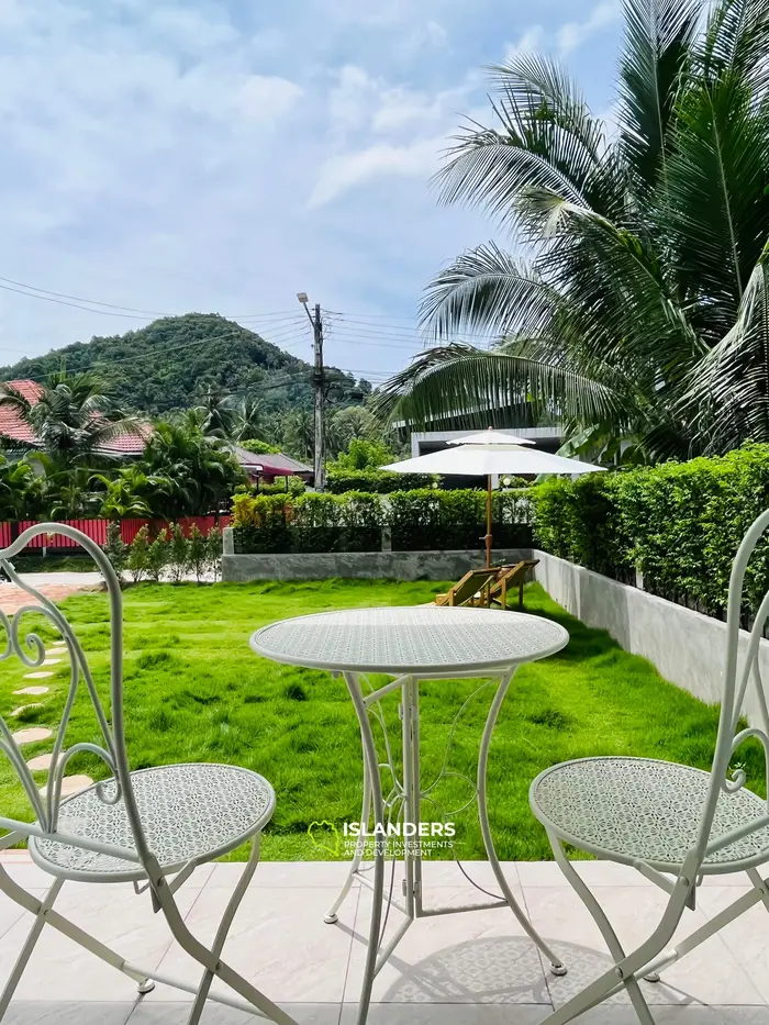Casa moderna de dos plantas en un entorno tropical verde