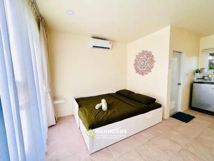 Casa moderna de dos plantas en un entorno tropical verde