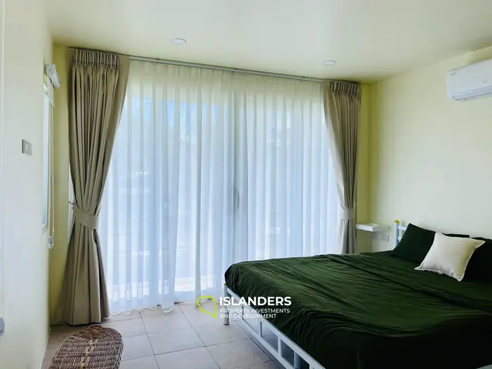 Casa moderna de dos plantas en un entorno tropical verde