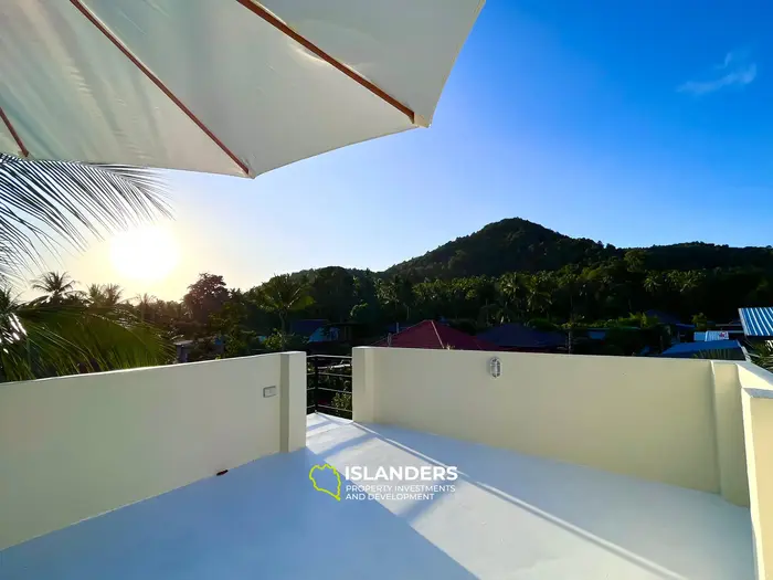 Casa moderna de dos plantas en un entorno tropical verde