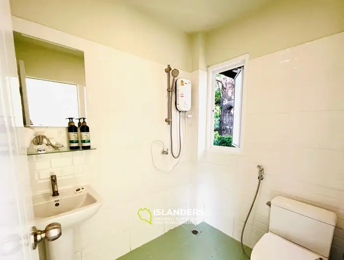 Casa moderna de dos plantas en un entorno tropical verde