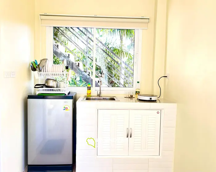 Casa moderna de dos plantas en un entorno tropical verde